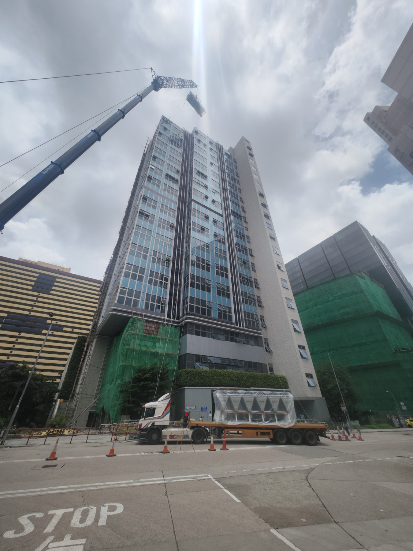 冷水機組高層吊運 / High-rise chiller lifting