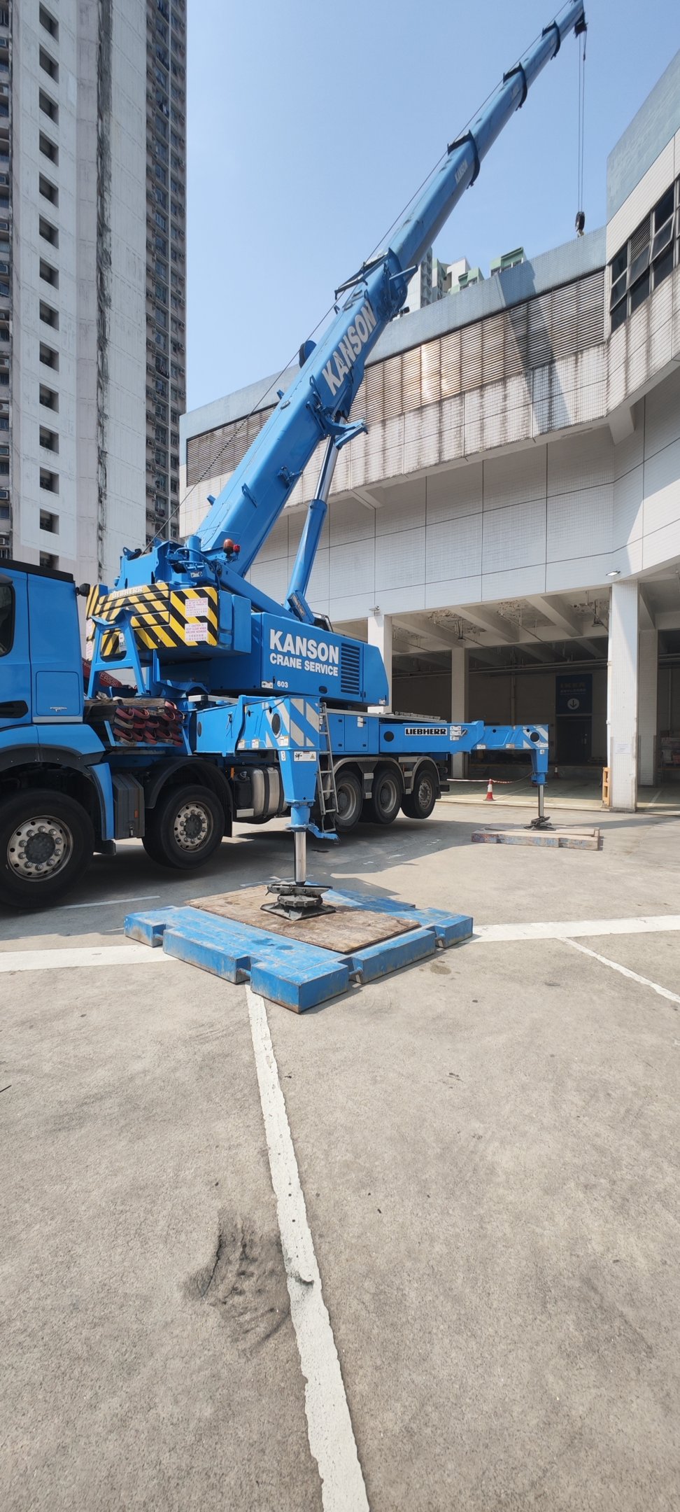 吊機支腿及工作空間 / Crane setup and working space
