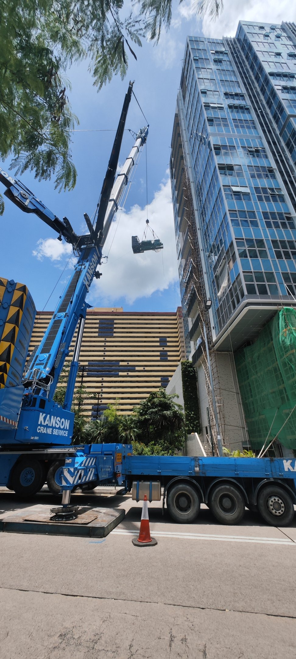 關鍵設施機組吊運 / Critical-facility generator lifting
