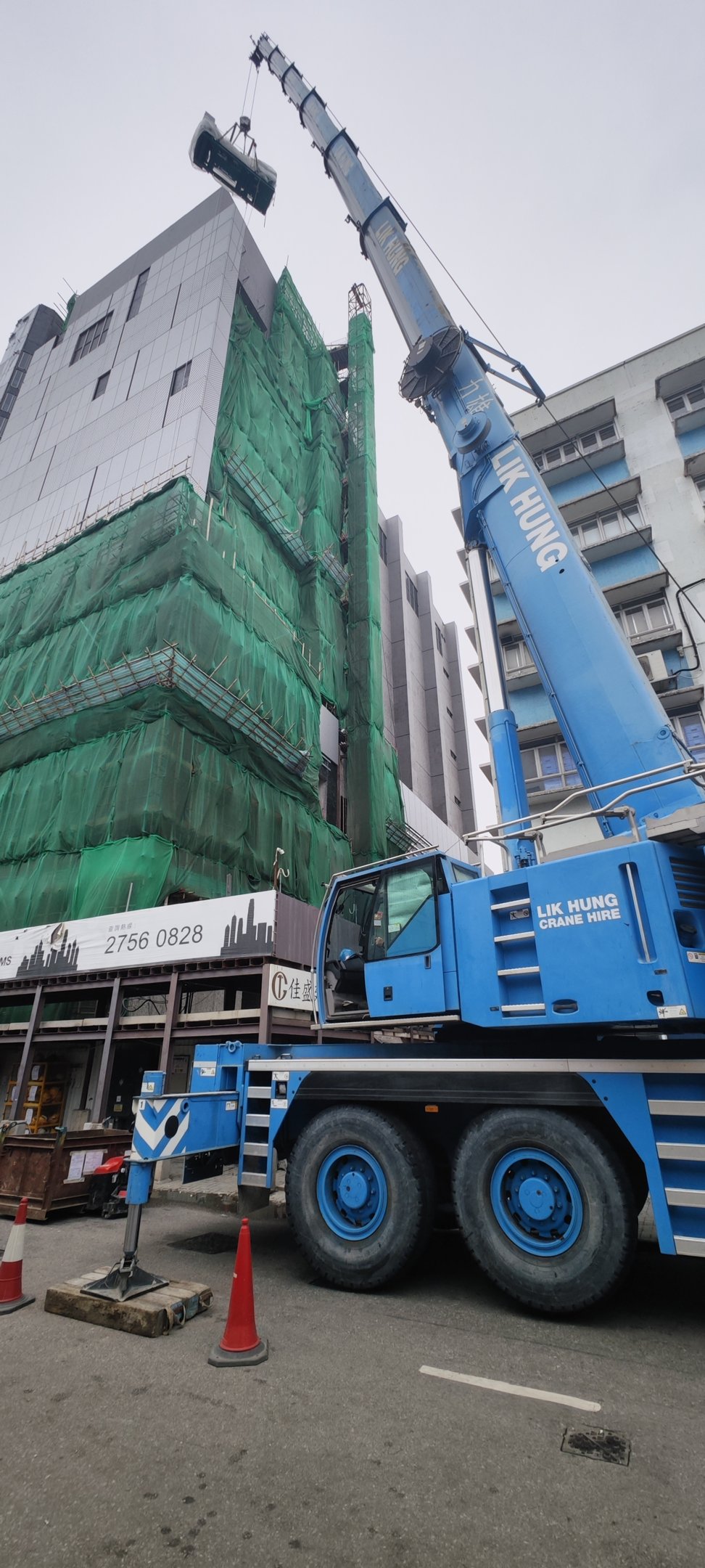 發電機組高層吊運 / High-rise generator lifting