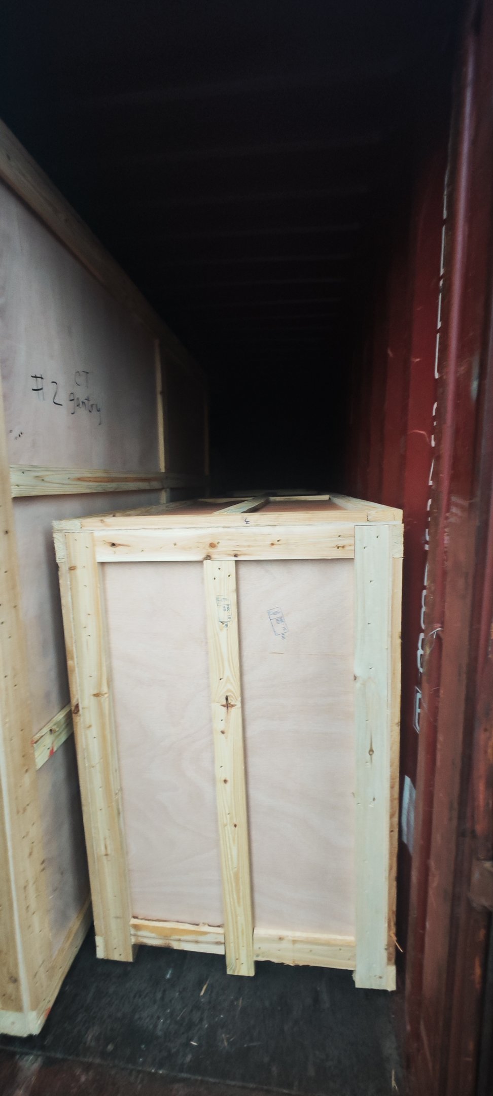 醫療設備木箱裝運 / Crated medical equipment loading