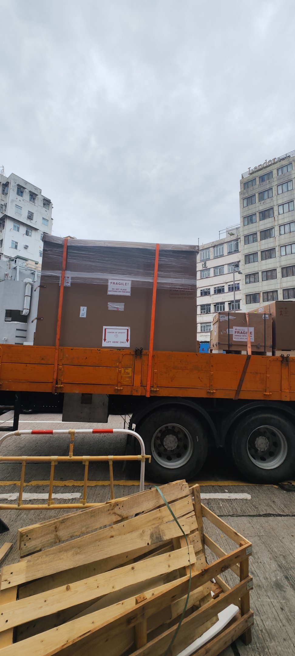 醫療設備木箱運輸 / Crated medical equipment transport